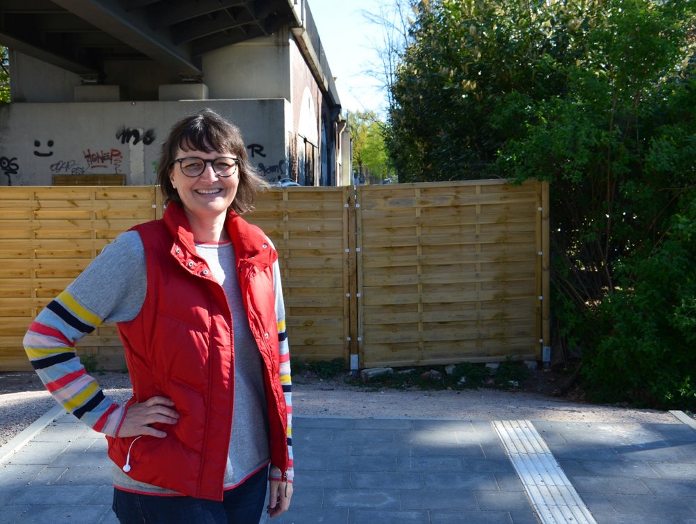 Daniela Dalhoff vor dem Betterzaun, der noch die Fortführung der Promenade versperrt Daniela Dalhoff vor dem Betterzaun, der noch die Fortführung der Promenade versperrt