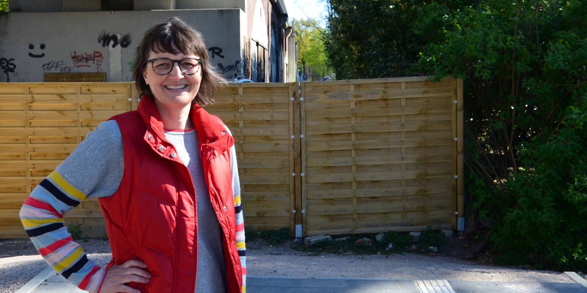 Daniela Dalhoff vor dem Betterzaun, der noch die Fortführung der Promenade versperrt