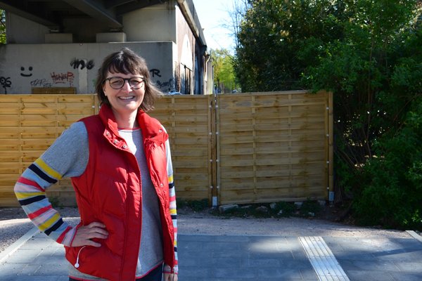 Daniela Dalhoff vor dem Betterzaun, der noch die Fortführung der Promenade versperrt