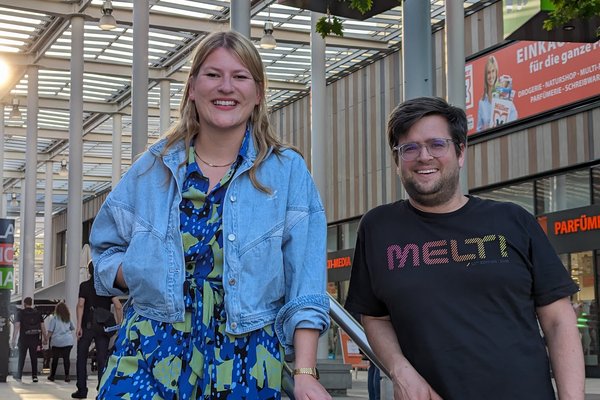 Timo B. Kranz und Lena Otto vor dem LaHoMa Einkaufszentrum in Langenhorn (©Kranz)