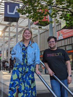 Timo B. Kranz und Lena Otto vor dem LaHoMa Einkaufszentrum in Langenhorn (©Kranz)