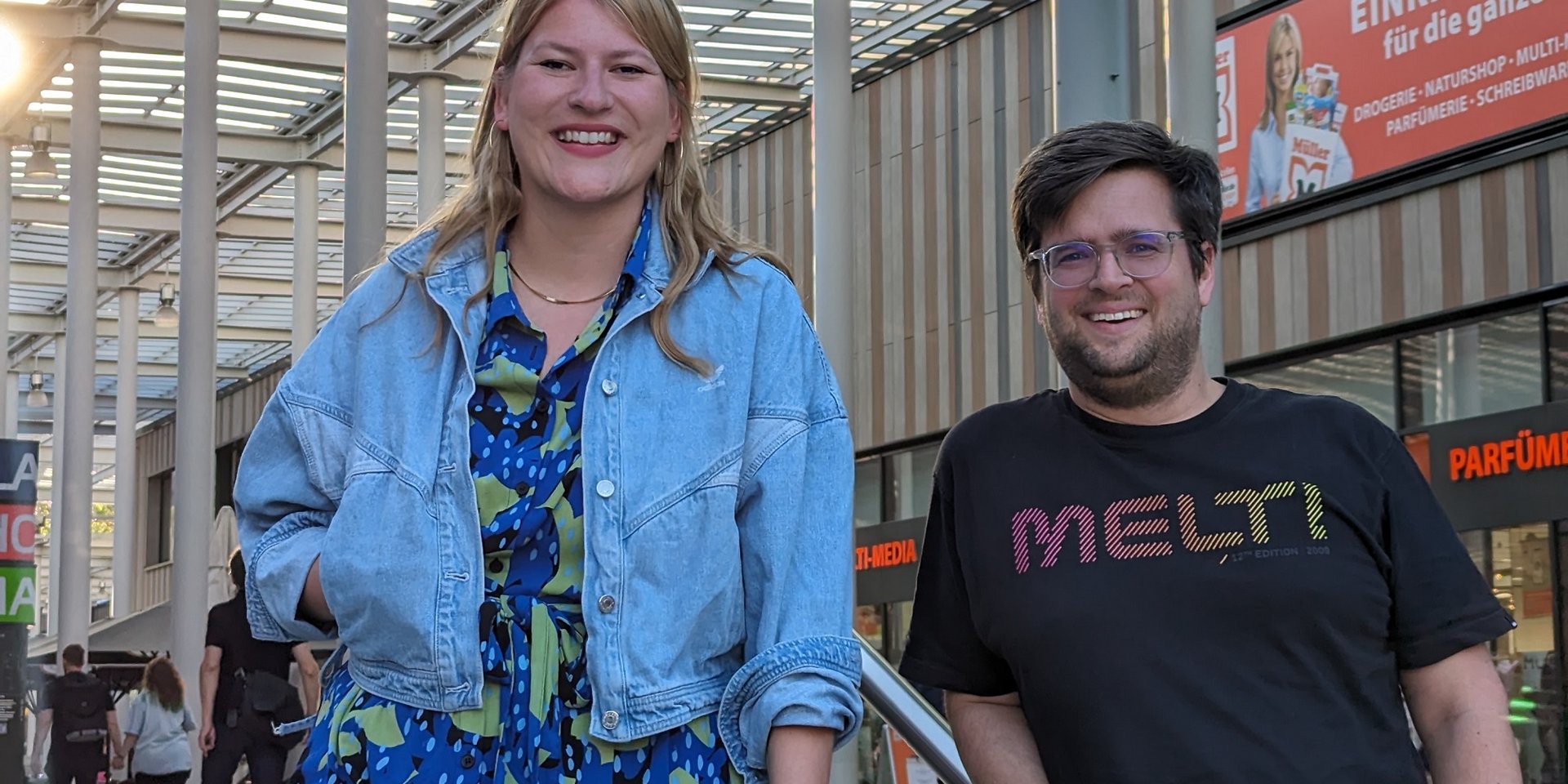 Timo B. Kranz und Lena Otto vor dem LaHoMa Einkaufszentrum in Langenhorn (©Kranz)