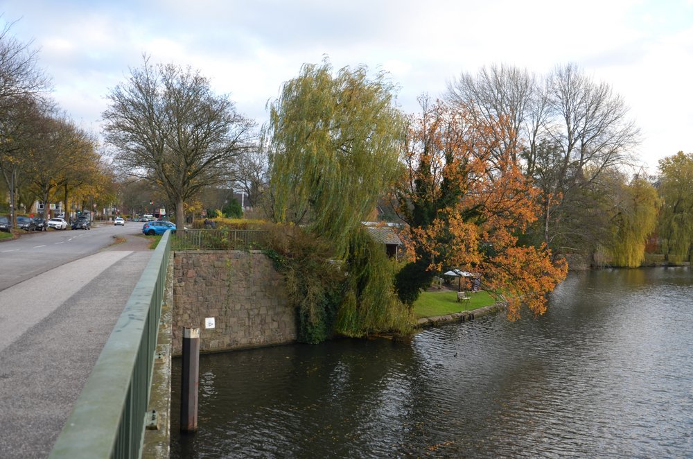 Blick von der Wilhelm-Metzger-Brücke: Hier wird ein Steg am Ufer gebaut