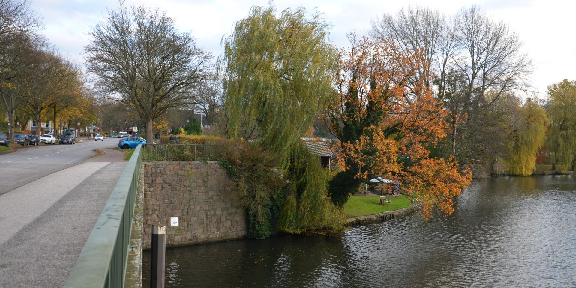 Blick von der Wilhelm-Metzger-Brücke: Hier wird ein Steg am Ufer gebaut