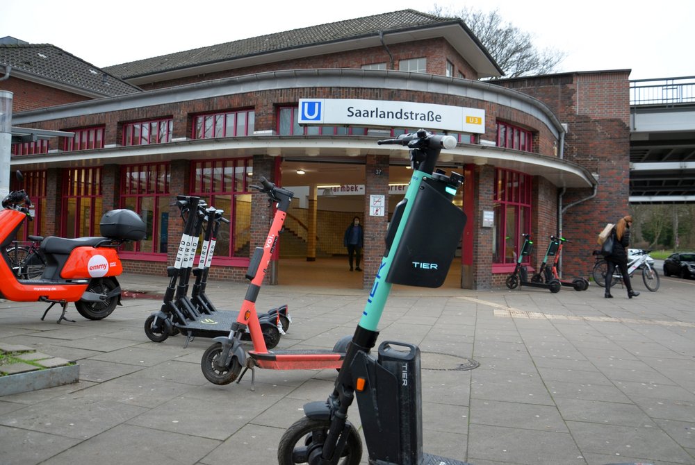 Vor der U-Bahnstation Saarlandstraße werden regelmäßig viele E-Scooter abgestellt