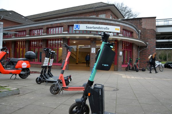 Vor der U-Bahnstation Saarlandstraße werden  regelmäßig viele E-Scooter abgestellt