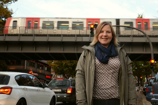 Simone Dornia in der Fuhlsbüttler Straße in Höhe der geplanten U-Bahn-Haltestelle