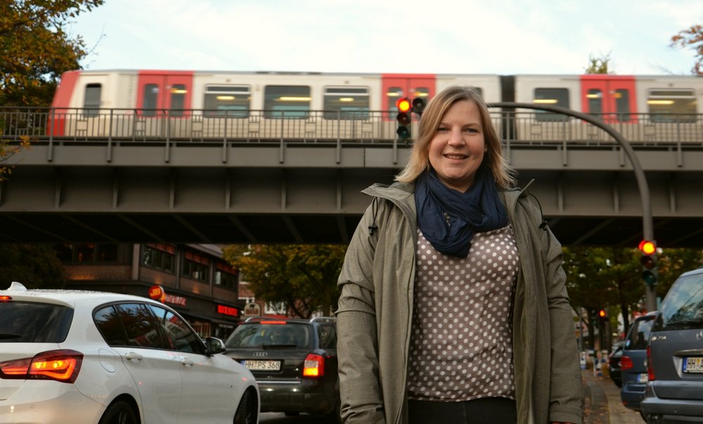 Simone Dornia in der Fuhlsbüttler Straße in Höhe der geplanten U-Bahn-Haltestelle
