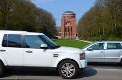 Bislang herrscht reger Autoverkehr auf der Otto-Wels-Straße