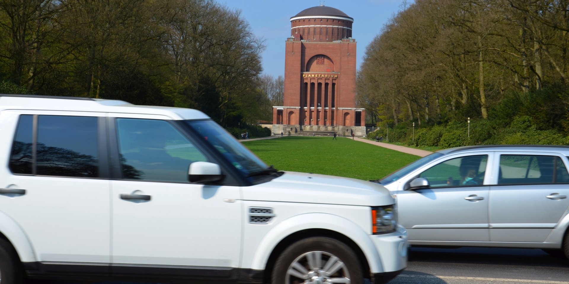 Bislang herrscht reger Autoverkehr auf der Otto-Wels-Straße