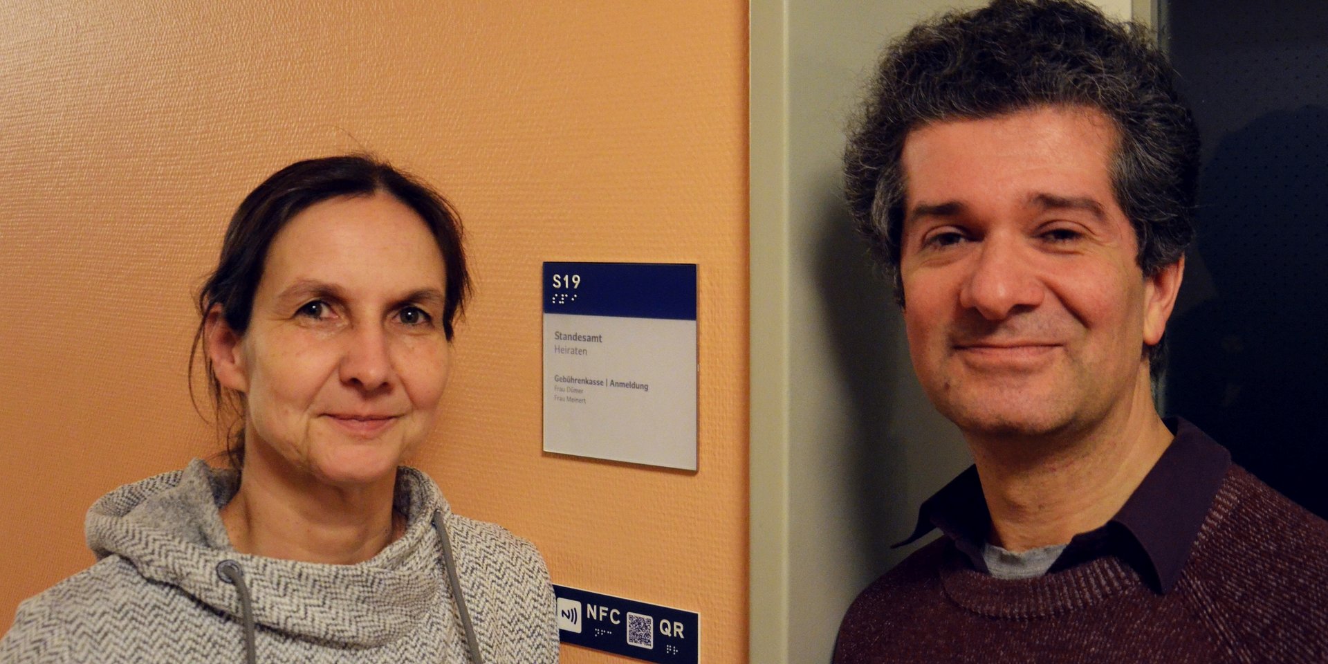 Tanja Schmedt auf der Günne und Dr. Anil Kaputanoglu vor einem der neuen interaktiven Türschilder (oben)