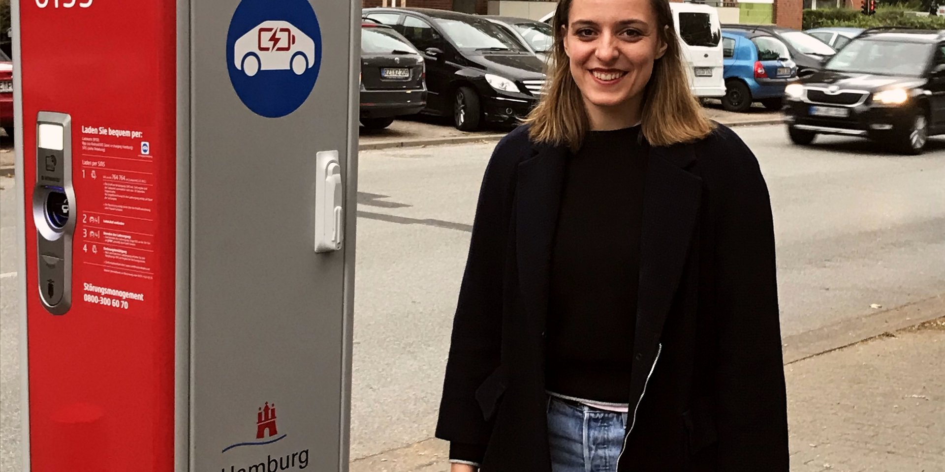 Franziska Becker, Mitglied im Mobilitätsausschuss, an einer E-Ladesäule