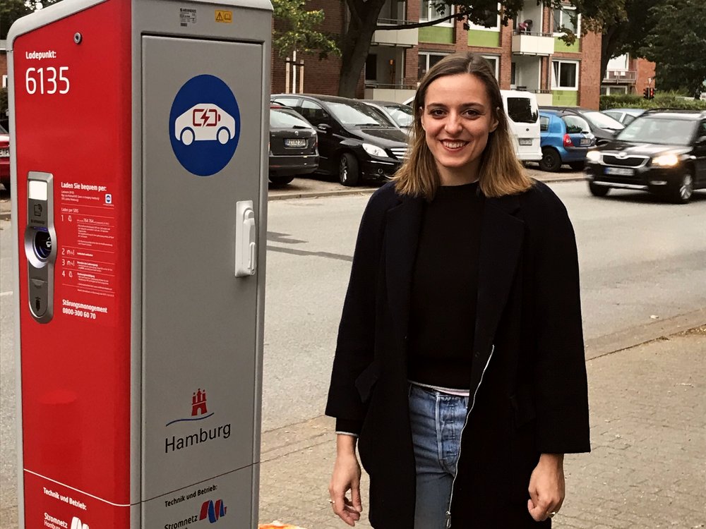 Franziska Becker, Mitglied im Mobilitätsausschuss, an einer E-Ladesäule
