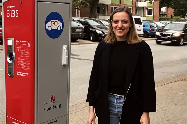 Franziska Becker, Mitglied im Mobilitätsausschuss, an einer E-Ladesäule