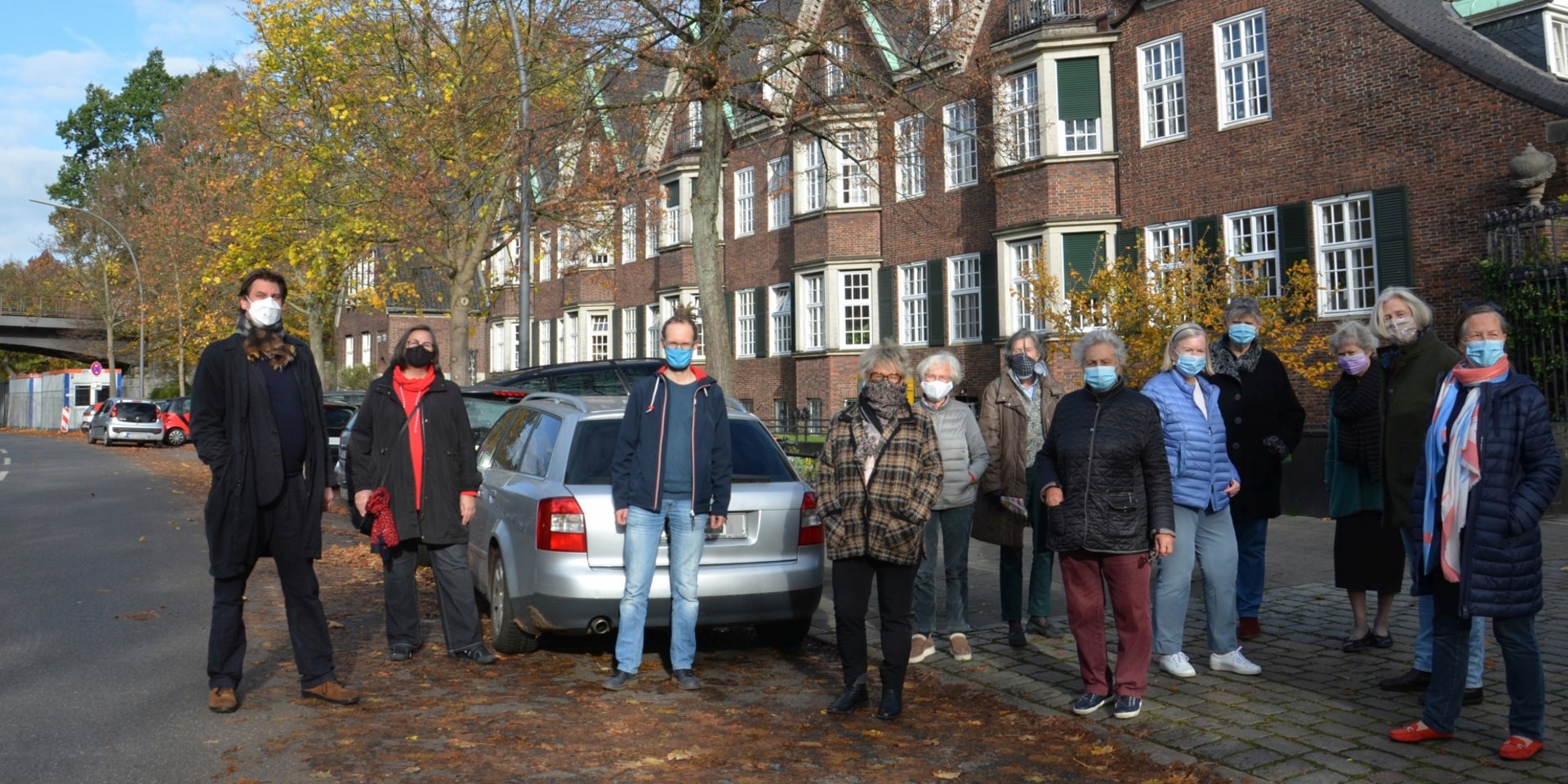 Gruppe aus dem Ev. Damenstift Kloster St. Johannis auf der Heilwigstraße mit Sebastian Haffke (SPD, links) und Thorsten Schmidt (GRÜNE, 3. v.l.)
