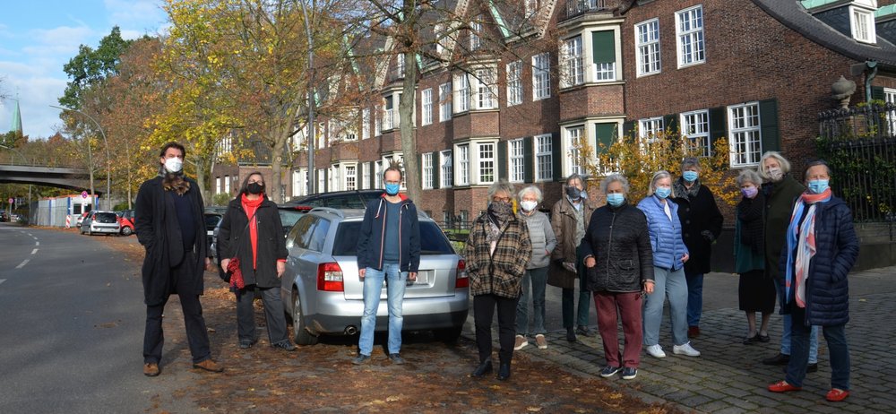 Gruppe aus dem Ev. Damenstift Kloster St. Johannis auf der Heilwigstraße mit Sebastian Haffke (SPD, links) und Thorsten Schmidt (GRÜNE, 3. v.l.) Gruppe aus dem Ev. Damenstift Kloster St. Johannis auf der Heilwigstraße mit Sebastian Haffke (SPD, links) und Thorsten Schmidt (GRÜNE, 3. v.l.)