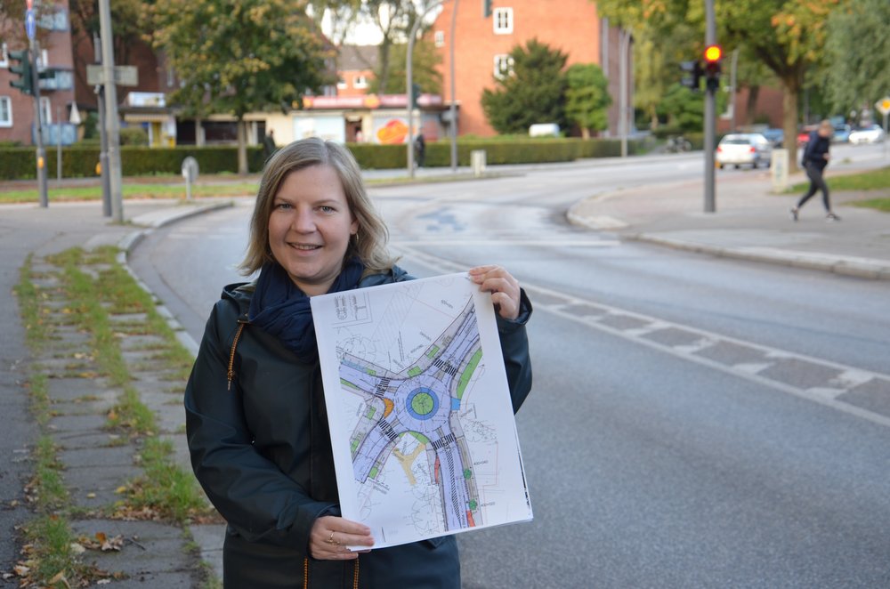 Simone Dornia an der Steilshooper Straße mit einem Plan des Kreisels