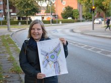 Simone Dornia an der Steilshooper Straße mit einem Plan des Kreisels