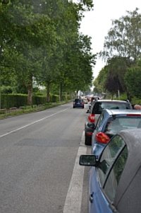 Querung gesehen von der Fahrbahn aus - Wartende Kinder wären nicht erkennbar