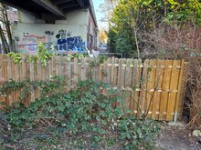 Der Zaun, der den Durchgang versperrt