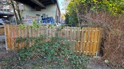 Der Zaun, der den Durchgang versperrt