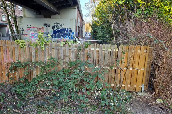 Der Zaun, der den Durchgang versperrt