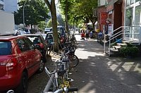 Radweg in der Dorotheenstraße: Schmal, verstellt, unbrauchbar (Reiffert/GAL-Fraktion HH-Nord)
