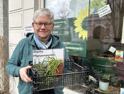 Christoph Reiffert mit Tauschkorb für Blumenzwiebeln