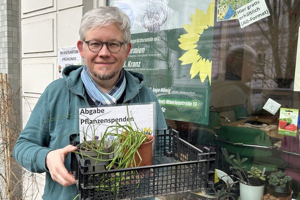 Christoph Reiffert mit Tauschkorb für Blumenzwiebeln