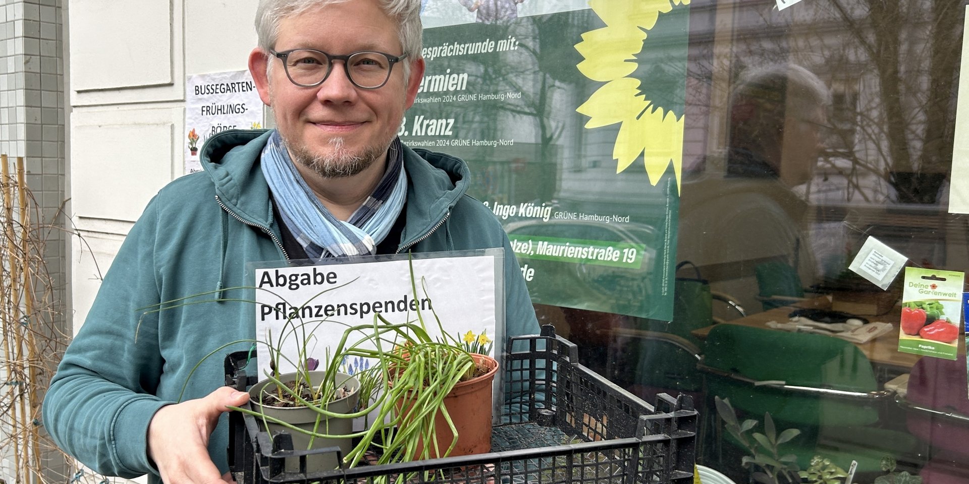 Christoph Reiffert mit Tauschkorb für Blumenzwiebeln