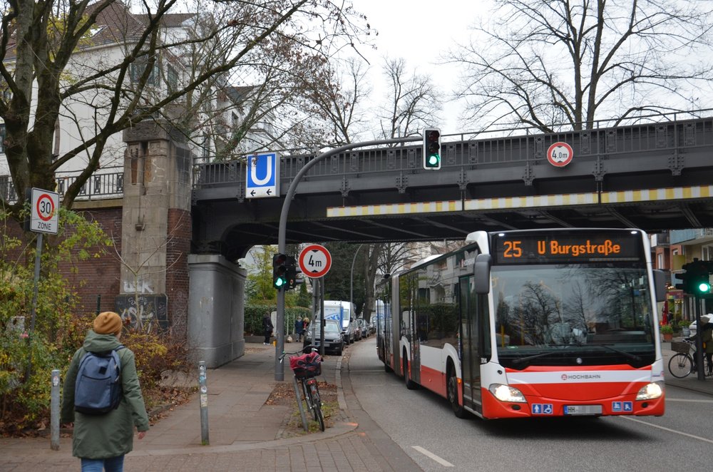 Am Ostende des Bahnsteigs verkehren viele Busse. Hier könnte ein barrierefreier Eingang entstehen. Am Ostende des Bahnsteigs verkehren viele Busse. Hier könnte ein barrierefreier Eingang entstehen.