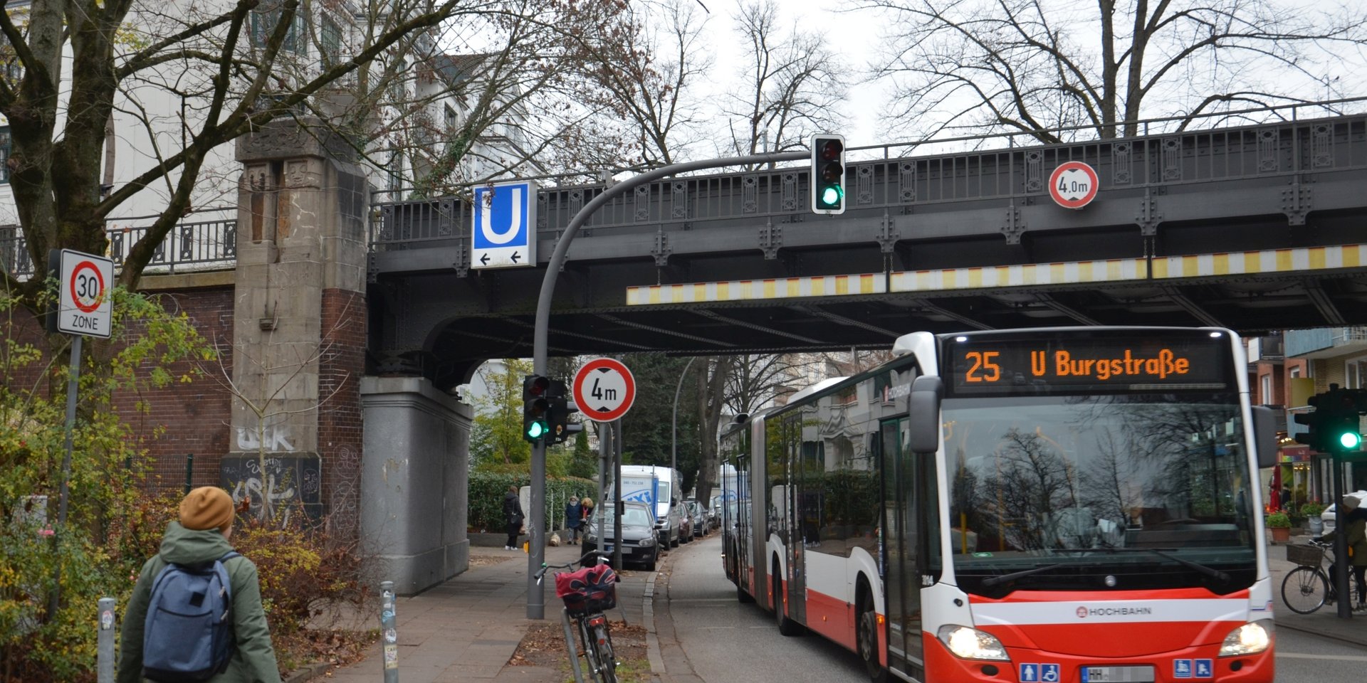 Am Ostende des Bahnsteigs verkehren viele Busse. Hier könnte ein barrierefreier Eingang entstehen.