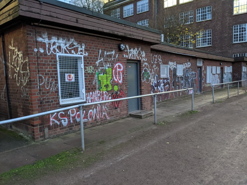 Die alten Räumlichkeiten der Sportvereine werden durch einen Neubau ersetzt Die alten Räumlichkeiten der Sportvereine werden durch einen Neubau ersetzt