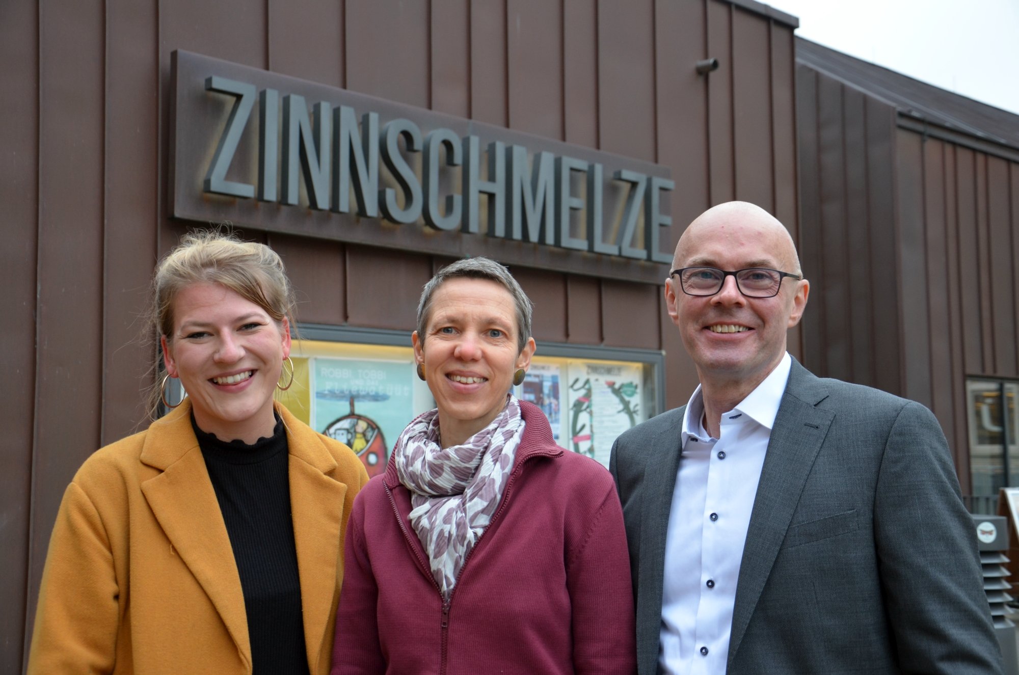 Lena Otto (SPD, l.), Sonja Engler (Zinnschmelze, m.) und Michael Werner-Boelz (GRÜNE, r.) vor der Zinnschmelze (Reiffert/GRÜNE Fraktion Nord)