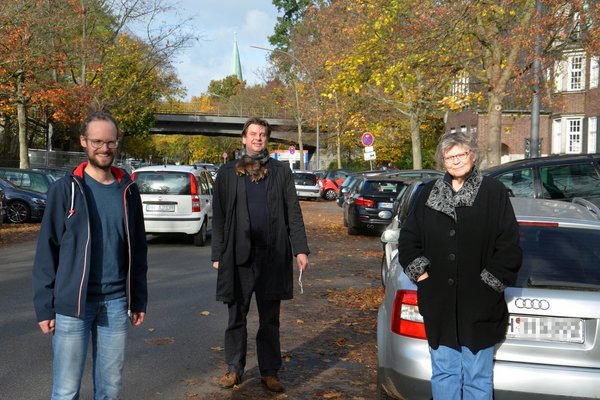 Thorsten Schmidt (GRÜNE), Sebastian Haffke (SPD) und Petra Oelker (Anwohnerin Ev. Damenstift) auf der Heilwigstraße vor dem Kloster St. Johannis