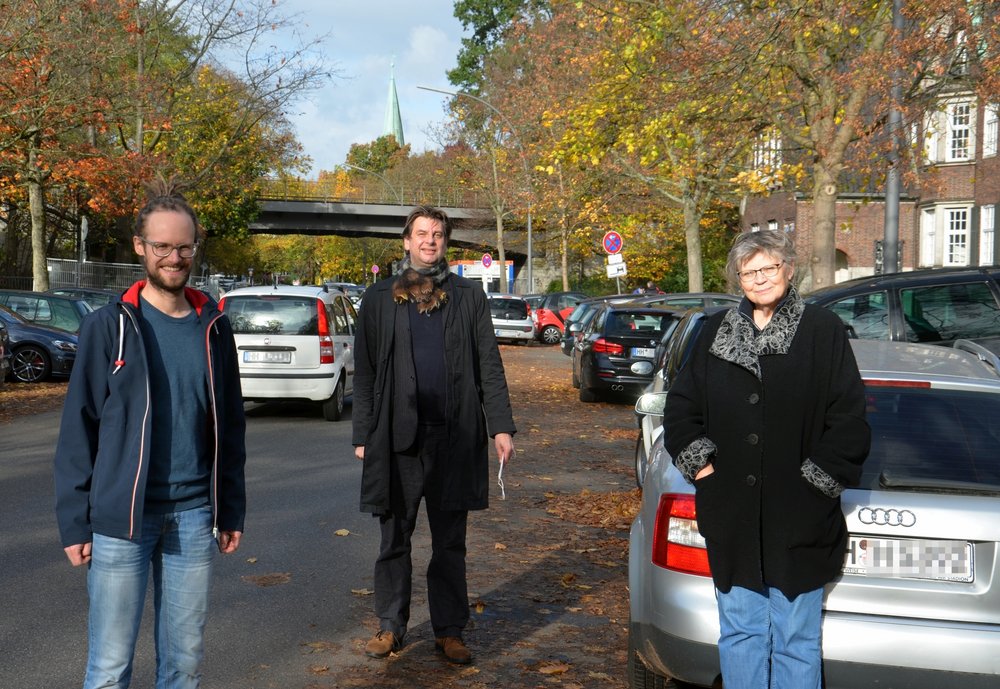 Thorsten Schmidt (GRÜNE), Sebastian Haffke (SPD) und Petra Oelker (Anwohnerin Ev. Damenstift) auf der Heilwigstraße vor dem Kloster St. Johannis