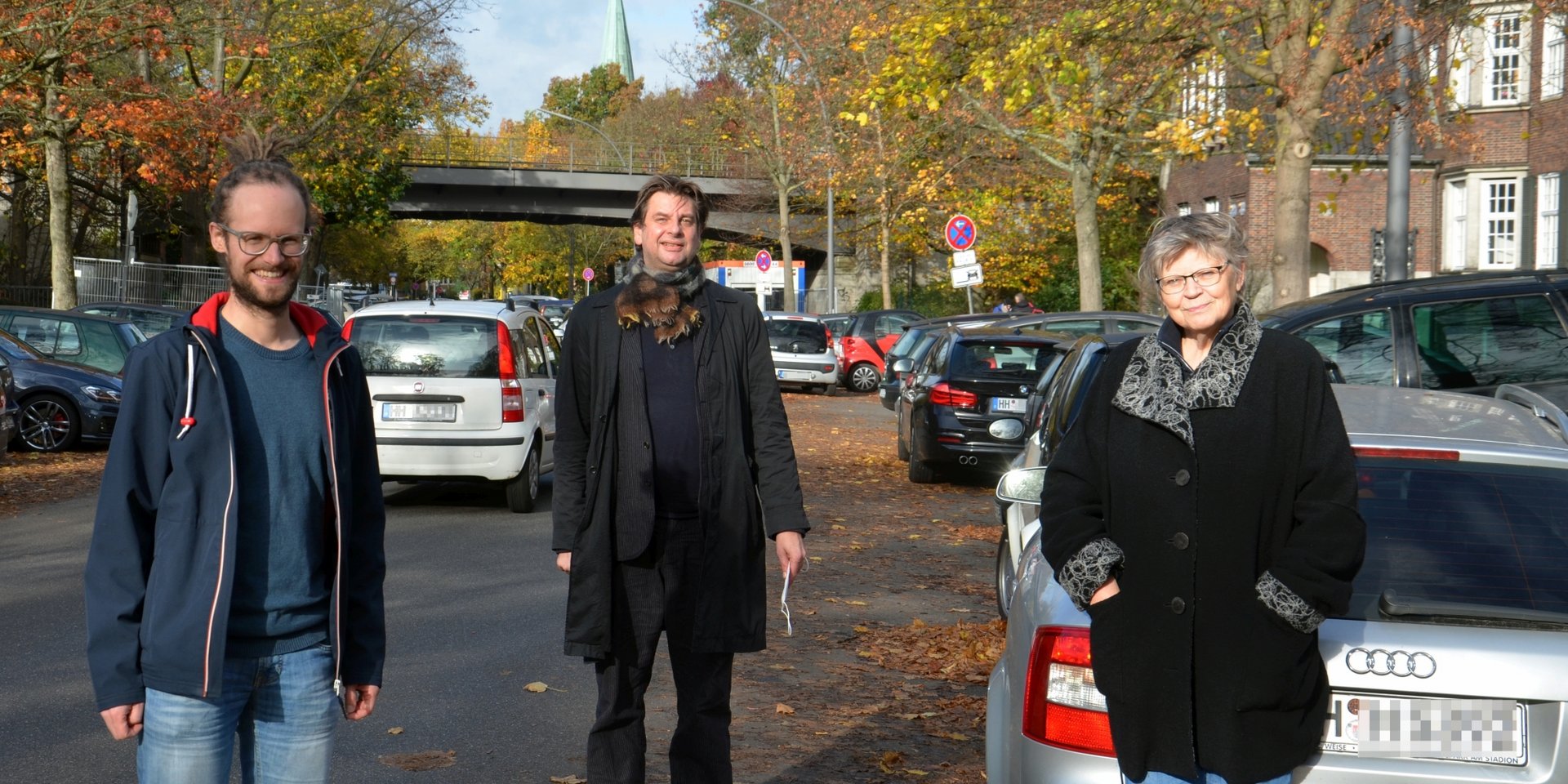 Thorsten Schmidt (GRÜNE), Sebastian Haffke (SPD) und Petra Oelker (Anwohnerin Ev. Damenstift) auf der Heilwigstraße vor dem Kloster St. Johannis