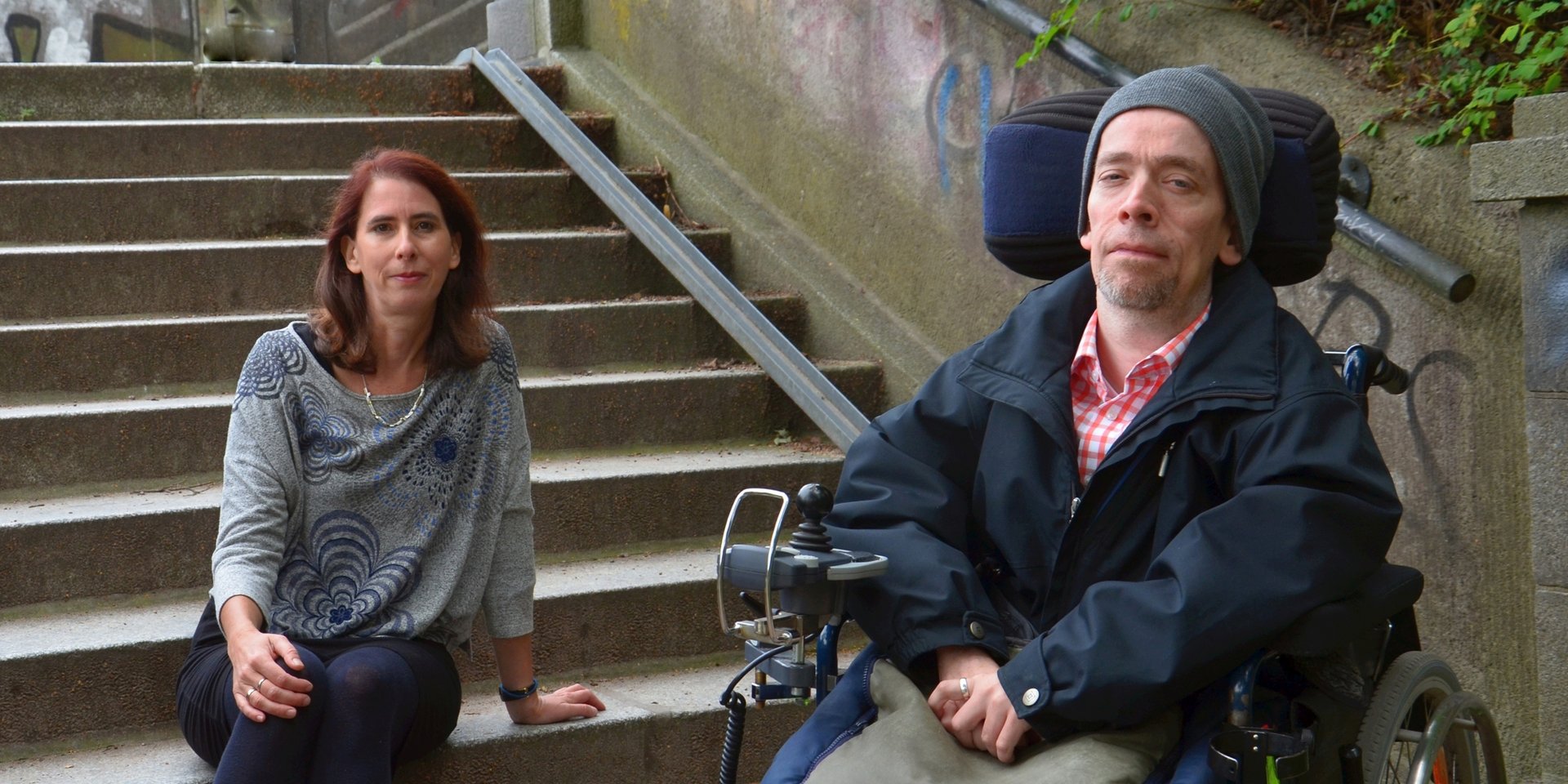 Katrin Hofmann und Christoph Duwe an einer der vielen Treppen am Alsterwanderweg