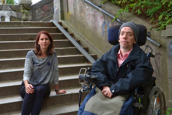 Katrin Hofmann und Christoph Duwe an einer der vielen Treppen am Alsterwanderweg