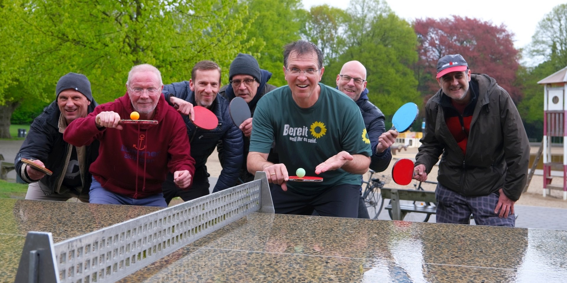 Oliver Camp (Mitte) mit einigen der Tischtennis-Aktiven im Stadtpark