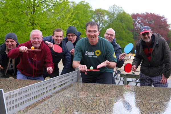 Oliver Camp (Mitte) mit einigen der Tischtennis-Aktiven im Stadtpark