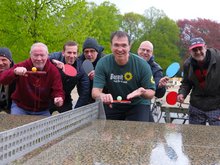 Oliver Camp (Mitte) mit einigen der Tischtennis-Aktiven im Stadtpark