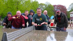 Oliver Camp (Mitte) mit einigen der Tischtennis-Aktiven im Stadtpark