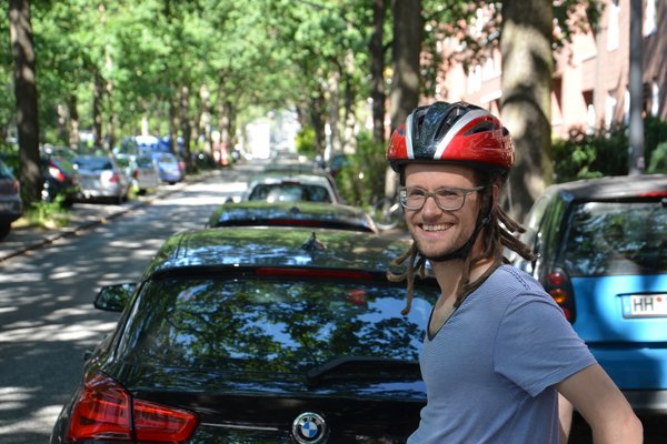 Thorsten Schmidt am Wiesendamm: Wo jetzt noch Autos parken, können künftig Radfahrende bequem auf einem Radfahrsteifen bergauf radeln