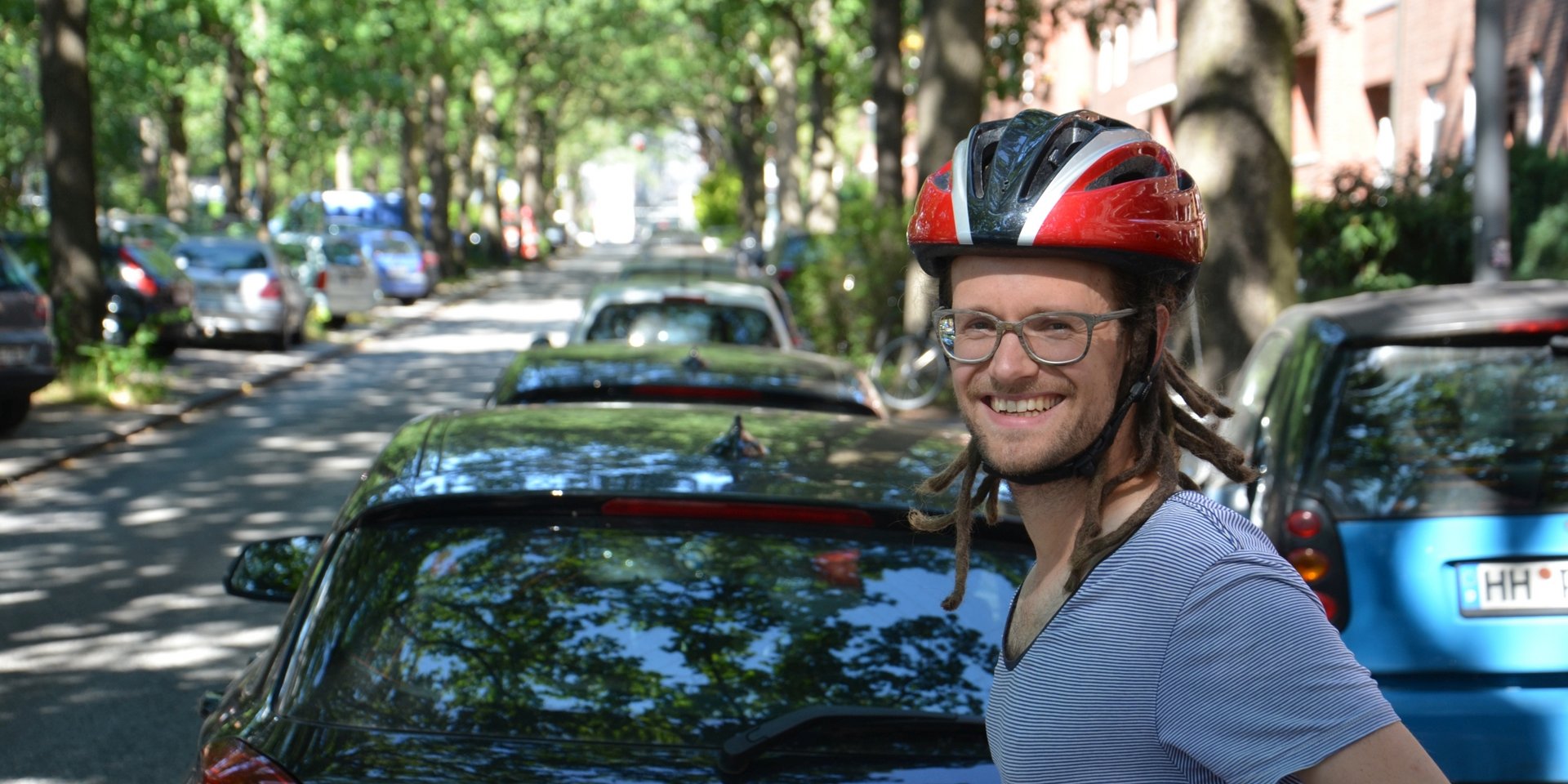 Thorsten Schmidt am Wiesendamm: Wo jetzt noch Autos parken, können künftig Radfahrende bequem auf einem Radfahrsteifen bergauf radeln