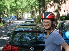 Thorsten Schmidt am Wiesendamm: Wo jetzt noch Autos parken, können künftig Radfahrende bequem auf einem Radfahrsteifen bergauf radeln