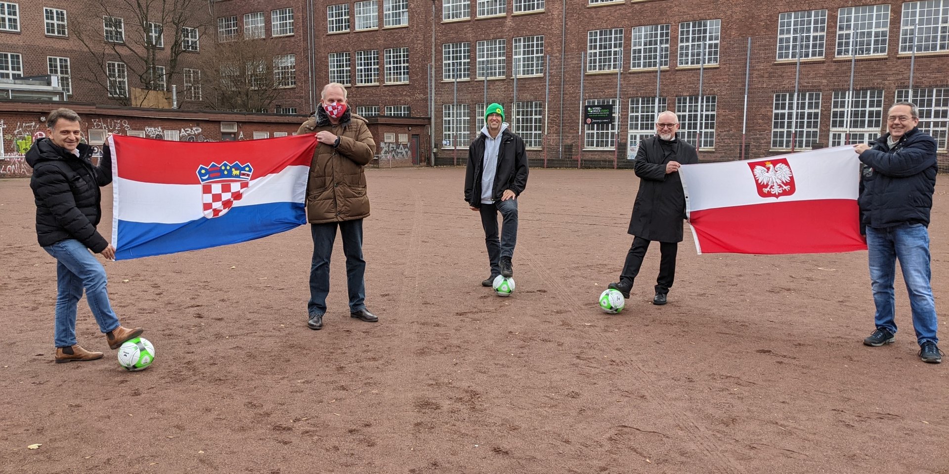 Ivica Perić und Frank Kaven von Croatia Hamburg (links) sowie Manfred Wolny und Manfred Itzen von Polonia Hamburg rechts) mit Oliver Camp, Sprecher für Sport der GRÜNEN Fraktion Nord (Mitte) auf dem Sportplatz Birkenau