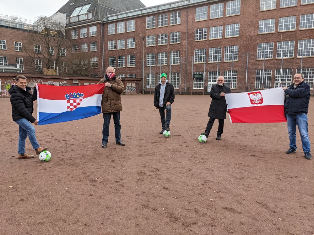 Ivica Perić und Frank Kaven von Croatia Hamburg (links) sowie Manfred Wolny und Manfred Itzen von Polonia Hamburg rechts) mit Oliver Camp, Sprecher für Sport der GRÜNEN Fraktion Nord (Mitte) auf dem Sportplatz Birkenau Ivica Perić und Frank Kaven von Croatia Hamburg (links) sowie Manfred Wolny und Manfred Itzen von Polonia Hamburg rechts) mit Oliver Camp, Sprecher für Sport der GRÜNEN Fraktion Nord (Mitte) auf dem Sportplatz Birkenau