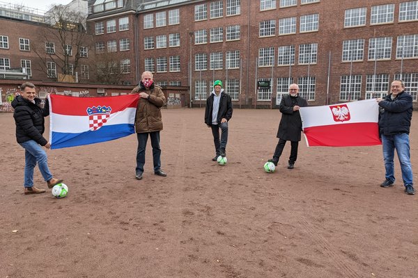 Ivica Perić und Frank Kaven von Croatia Hamburg (links) sowie Manfred Wolny und Manfred Itzen von Polonia Hamburg rechts) mit Oliver Camp, Sprecher für Sport der GRÜNEN Fraktion Nord (Mitte) auf dem Sportplatz Birkenau