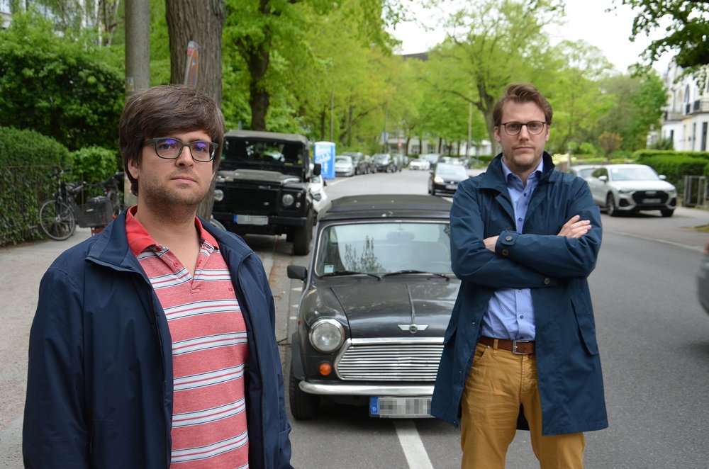 Timo B. Kranz (GRÜNE, links) und Alexander Kleinow (SPD, rechts) an der Sierichstraße Timo B. Kranz (GRÜNE, links) und Alexander Kleinow (SPD, rechts) an der Sierichstraße